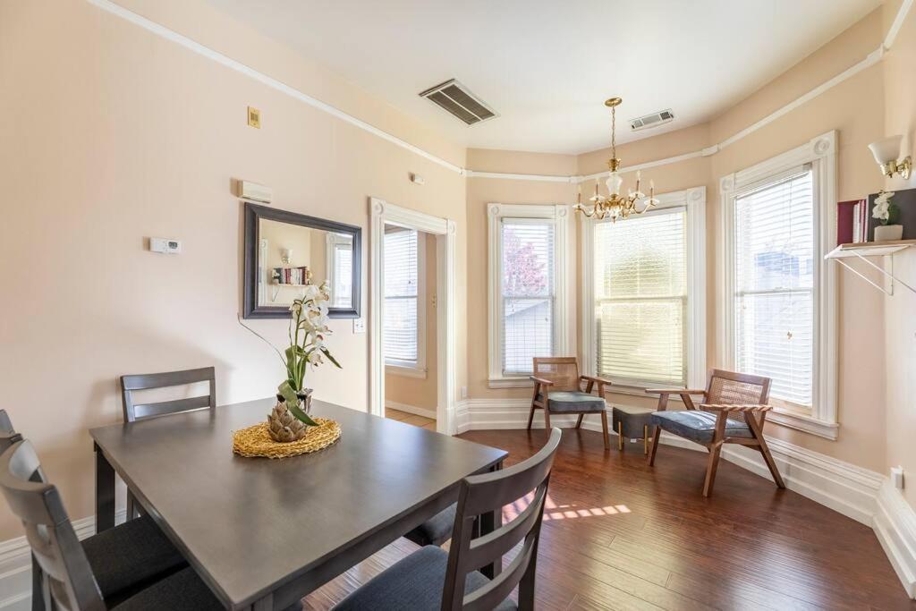 A+ 2 Bedroom Victorian Home Away From Home Sacramento Eksteriør billede